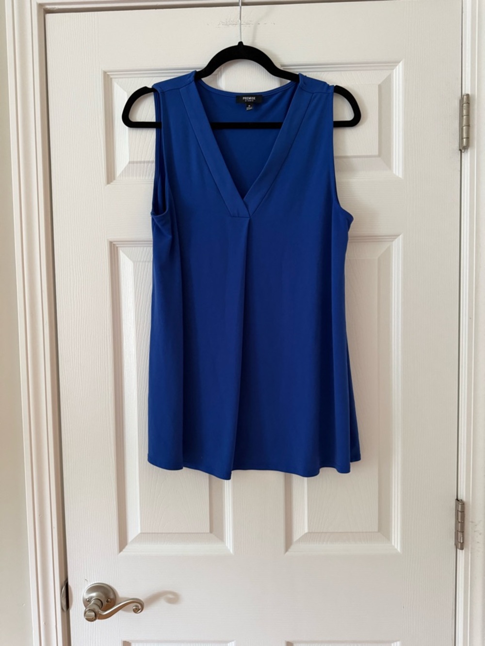 Sleeveless V-Neck Tank ** Bundle 5+ items and name your offer!!! 💖💞